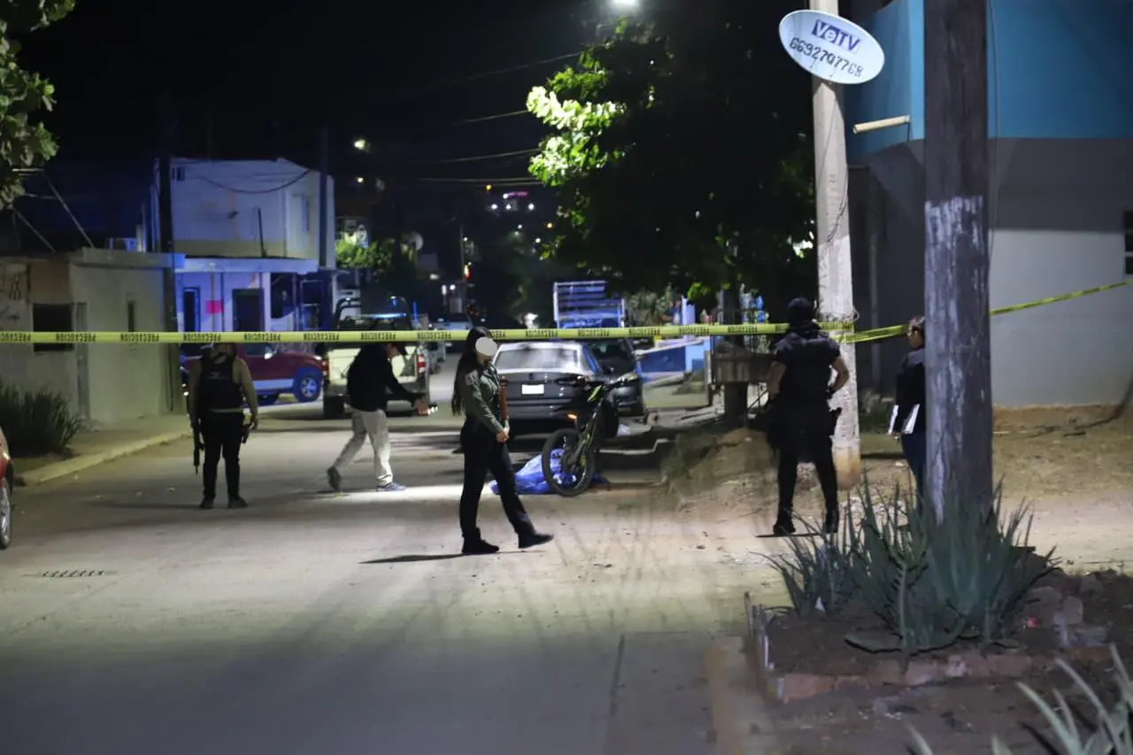 $!Motociclista es asesinado a balazos en la colonia Hacienda de Urías, en Mazatlán