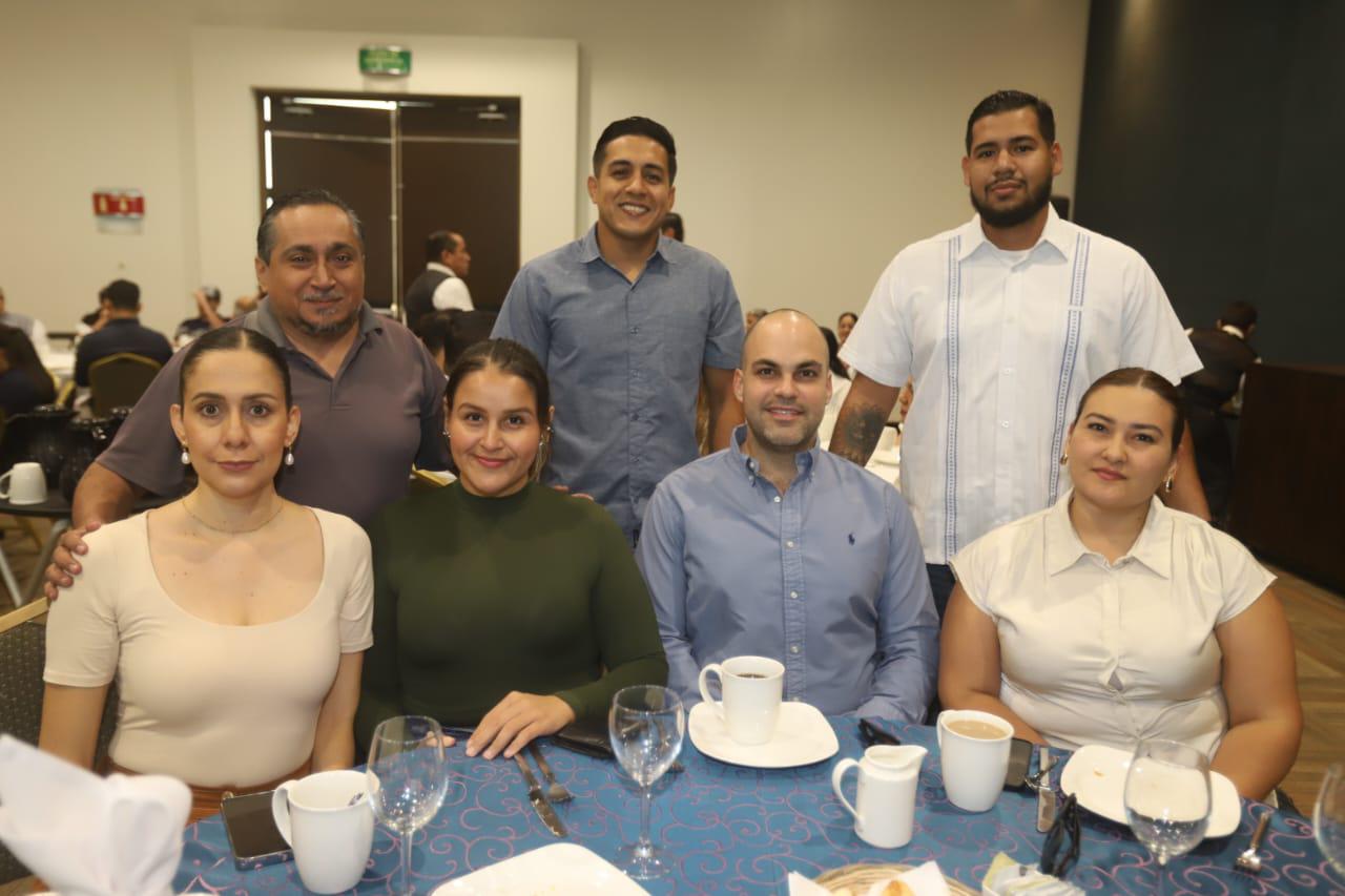 $!Édgar Campos, Érick Magaña, Iván Zúñiga, Karen Flores, Karen Nevárez, Quel Galván Tirado y Gisela Arias.