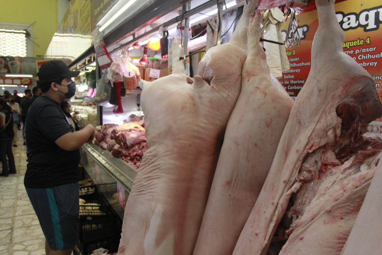 $!Abarrotan el Mercado Garmendia de Culiacán en busca de los insumos para la cena de fin de año