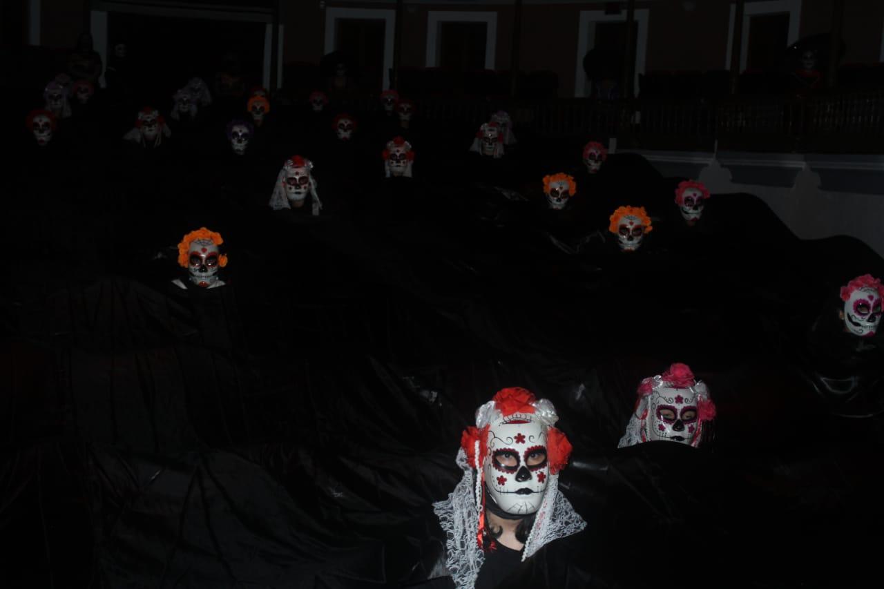 $!Los Santos Difuntos llegaron para disfrutar del espectáculo.