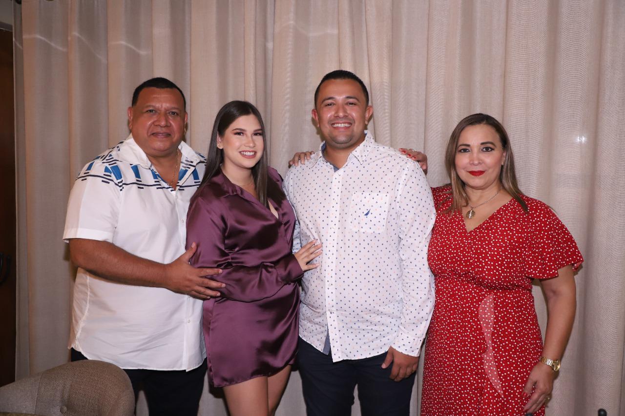 $!Los futuros esposos entre los papás de él, Sergio Hernández y Alma Guerrero.