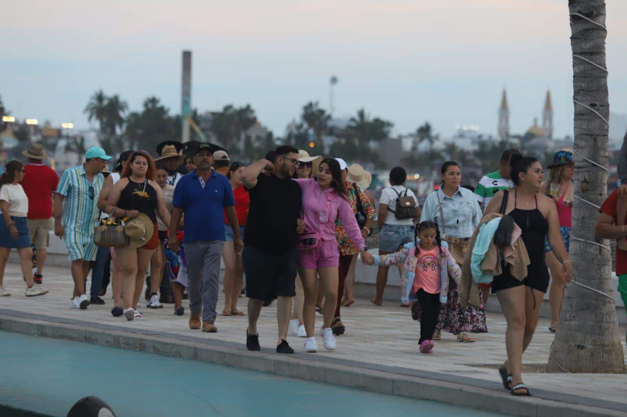 $!En un esfuerzo coordinado, salvavidas marcan la hora para salir del agua del mar en Mazatlán