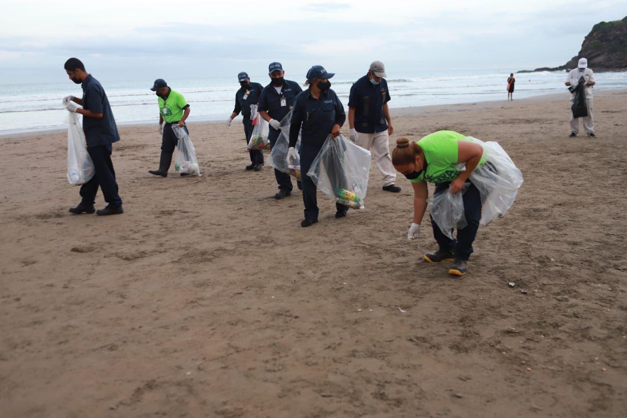 Realizan limpieza de playas en Mazatlán