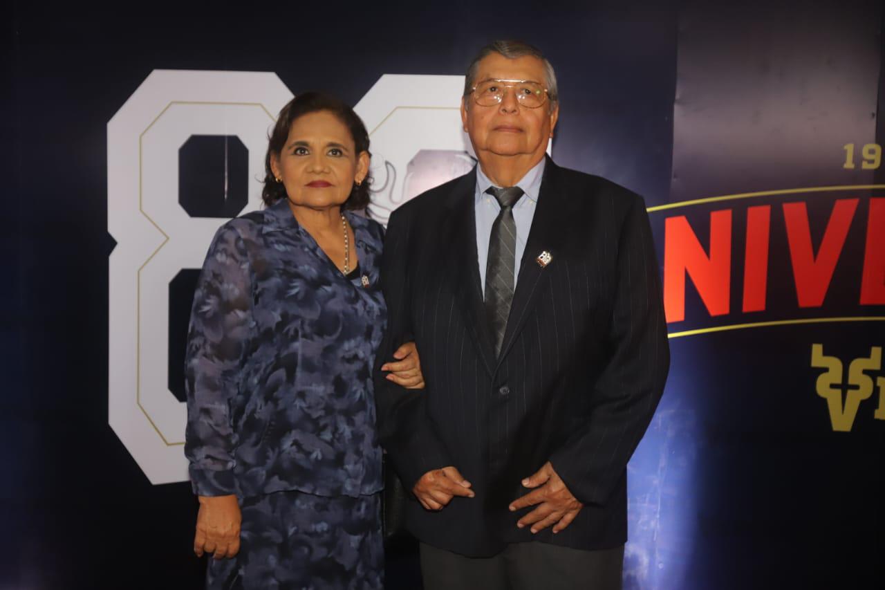 $!Rosalia Rosales de Flores y José Ramón Flores.