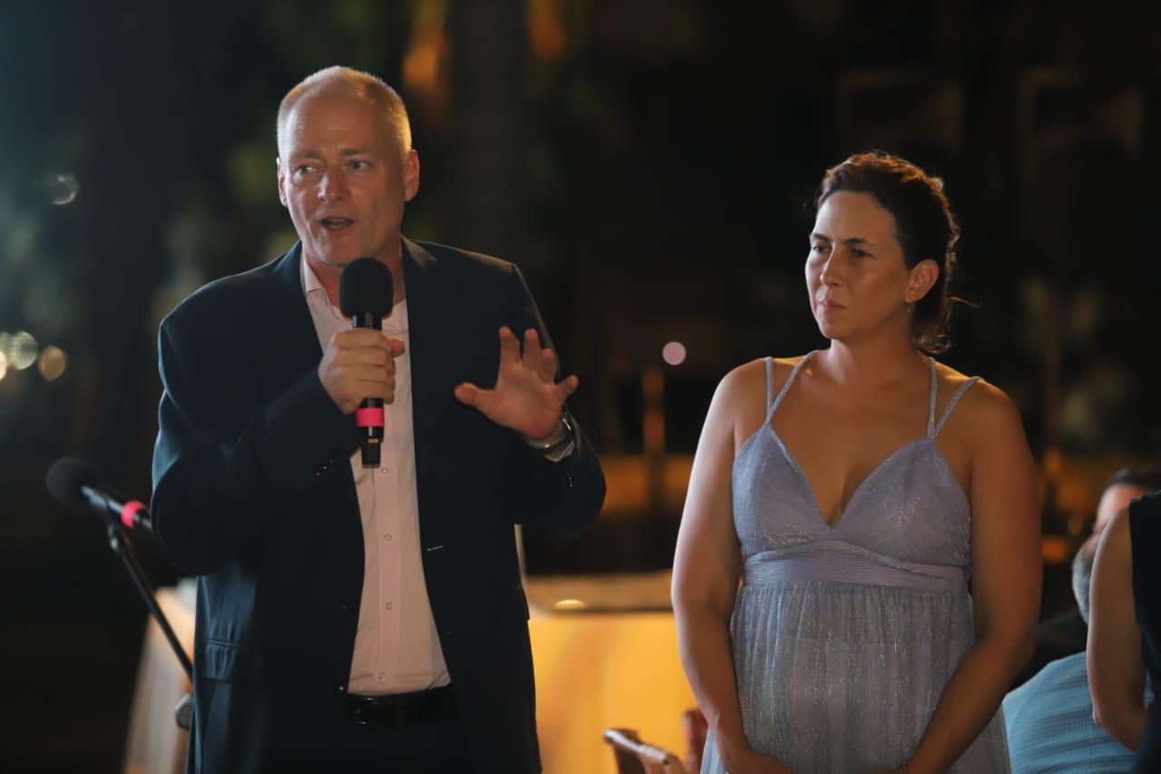 $!Simmon Norris expresó unas palabras a los presentes.