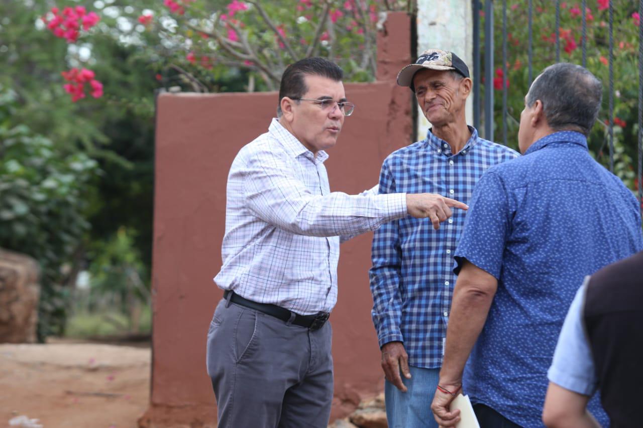 $!Promete Gobierno de Mazatlán cambiar alumbrado público y reconstruir barda de primaria en Puerta de Canoas