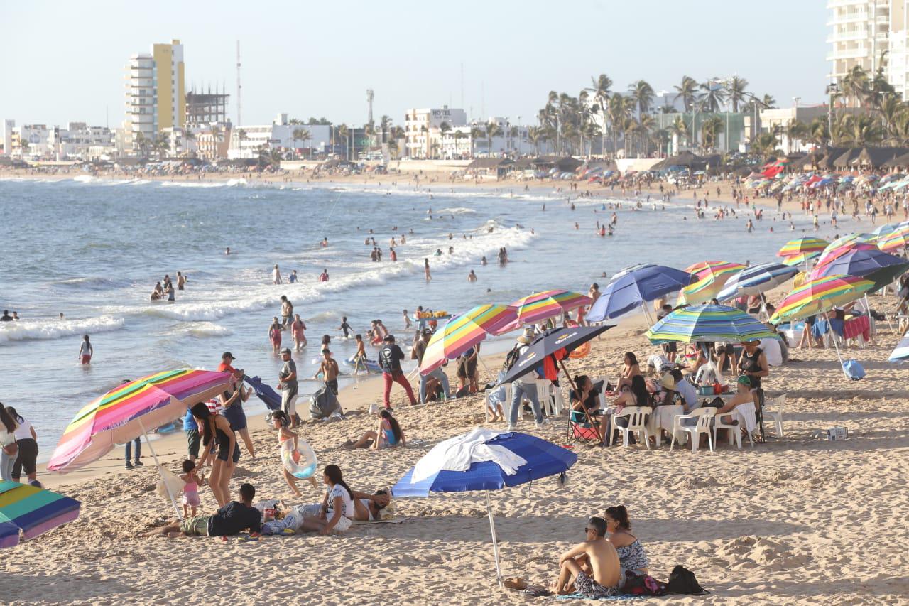 $!Acuden miles de personas a mitigar el calor en las playas de Mazatlán