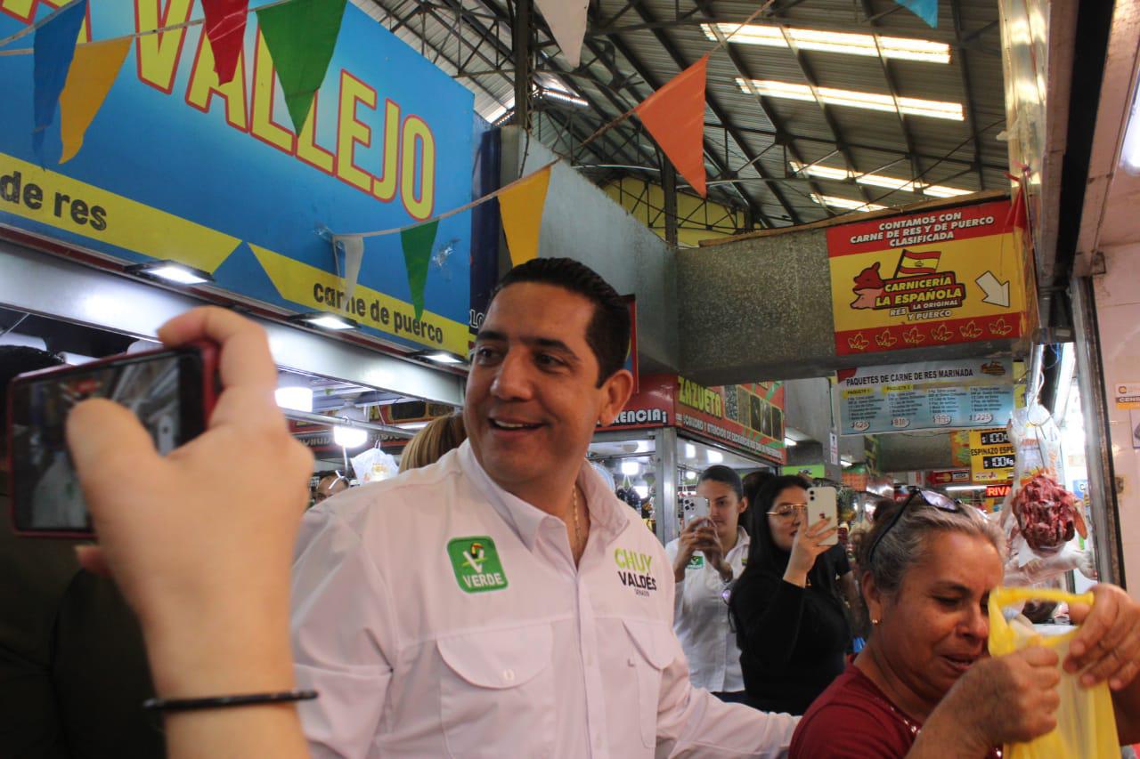 $!Jesús Valdés y Nubia Ramos visitan el Mercado Garmendia de Culiacán