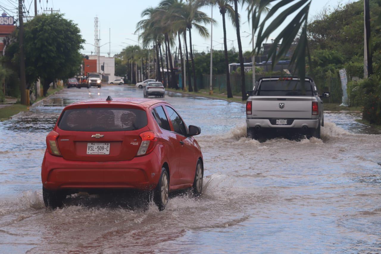$!Provocan lluvias inundaciones en tramos de avenidas de Mazatlán