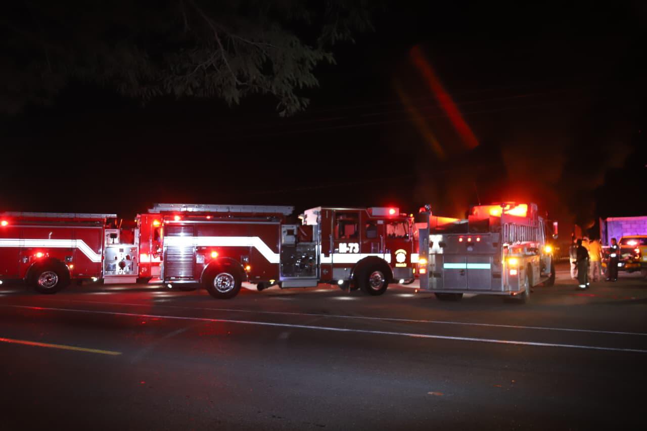 $!Incendio en pensión vehicular moviliza cuerpos de seguridad y auxilio al sur de Mazatlán