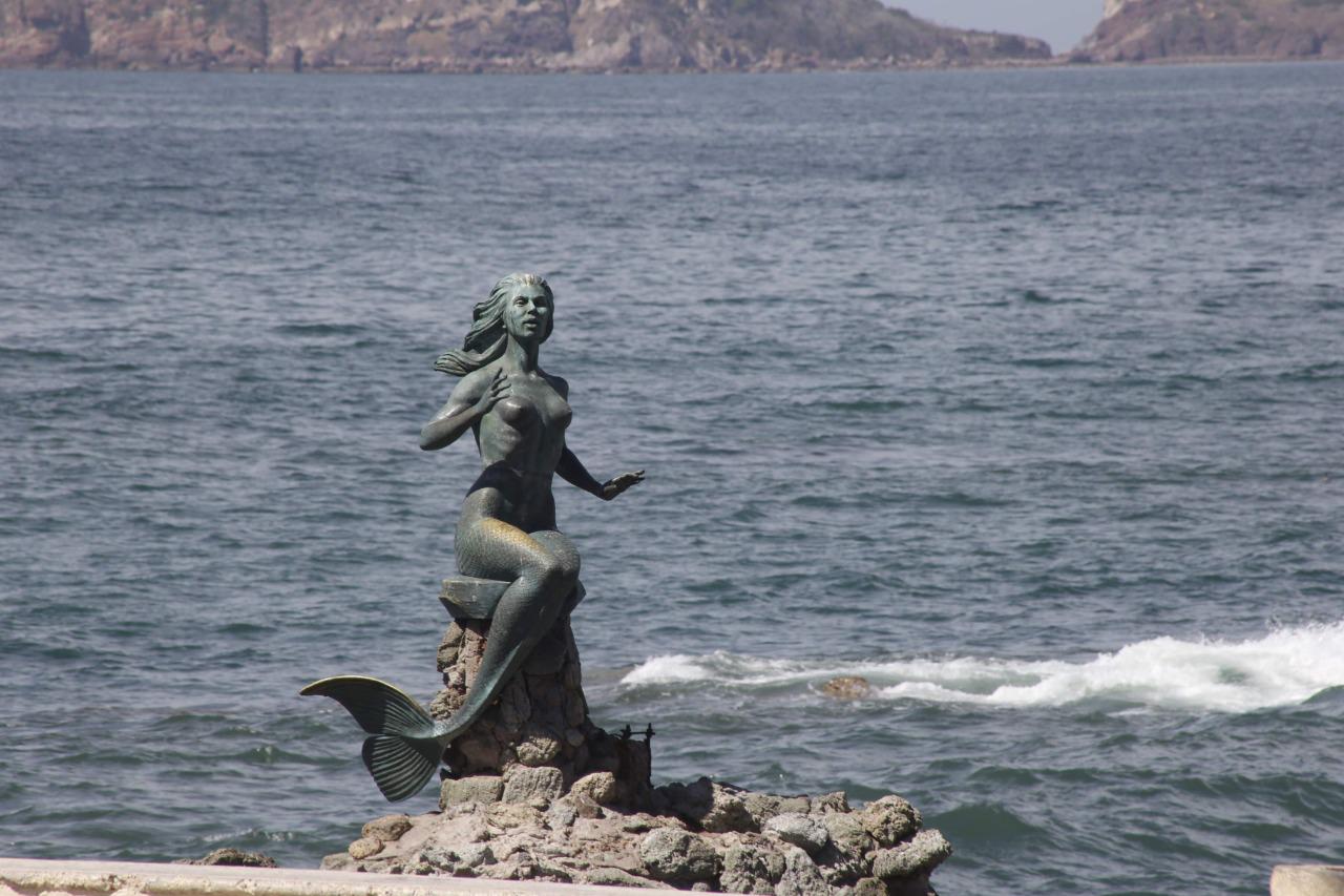 $!Desaparecen más piezas de la escultura ‘La Reina de los Mares’ en Mazatlán