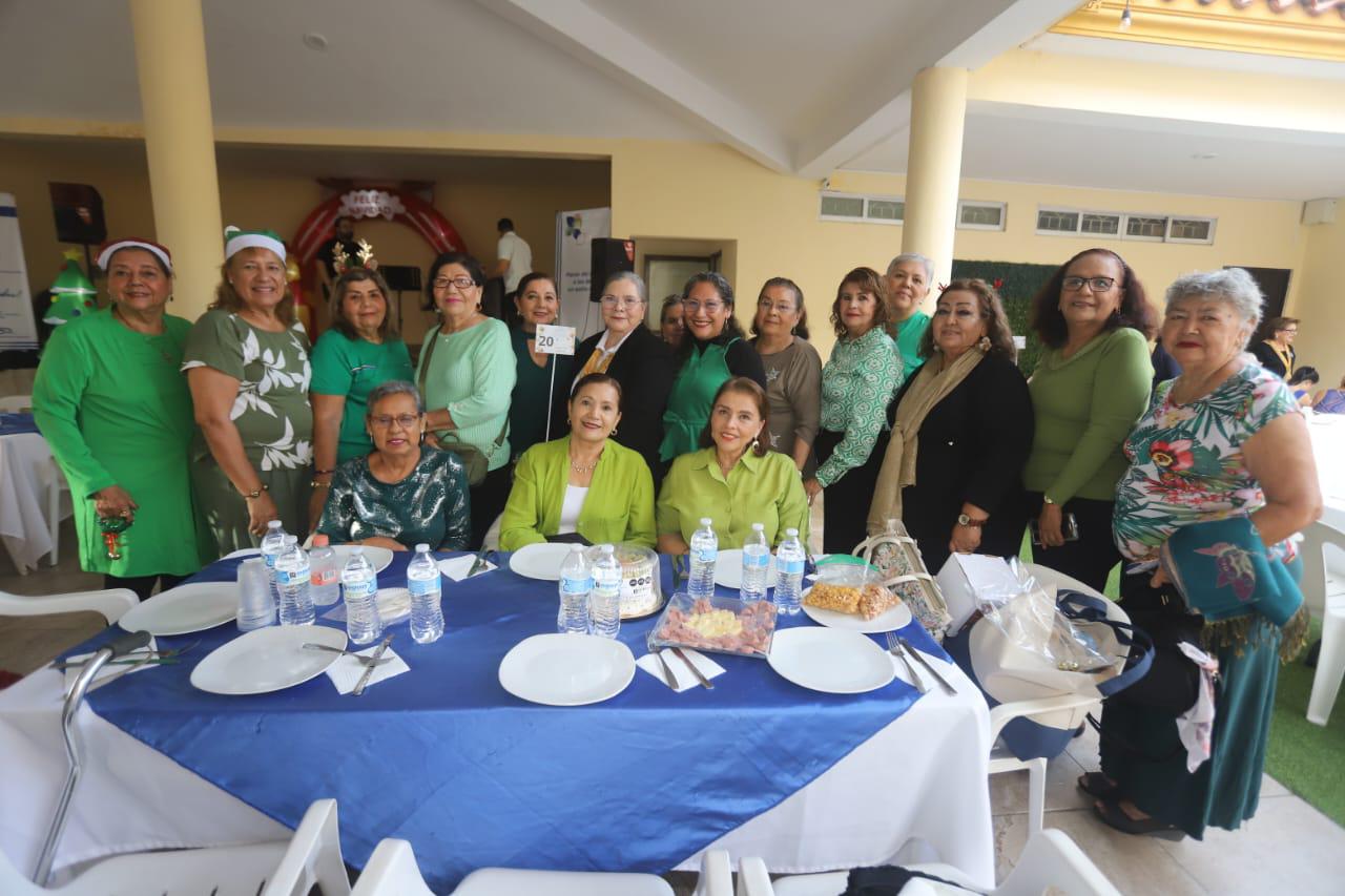 $!Las chicas de la Unidad San Juan Apóstol se toman la fotografía del recuerdo.