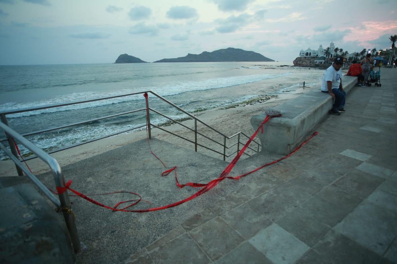 $!Cierran en Mazatlán tres áreas de playa por corrientes marinas y zanjas