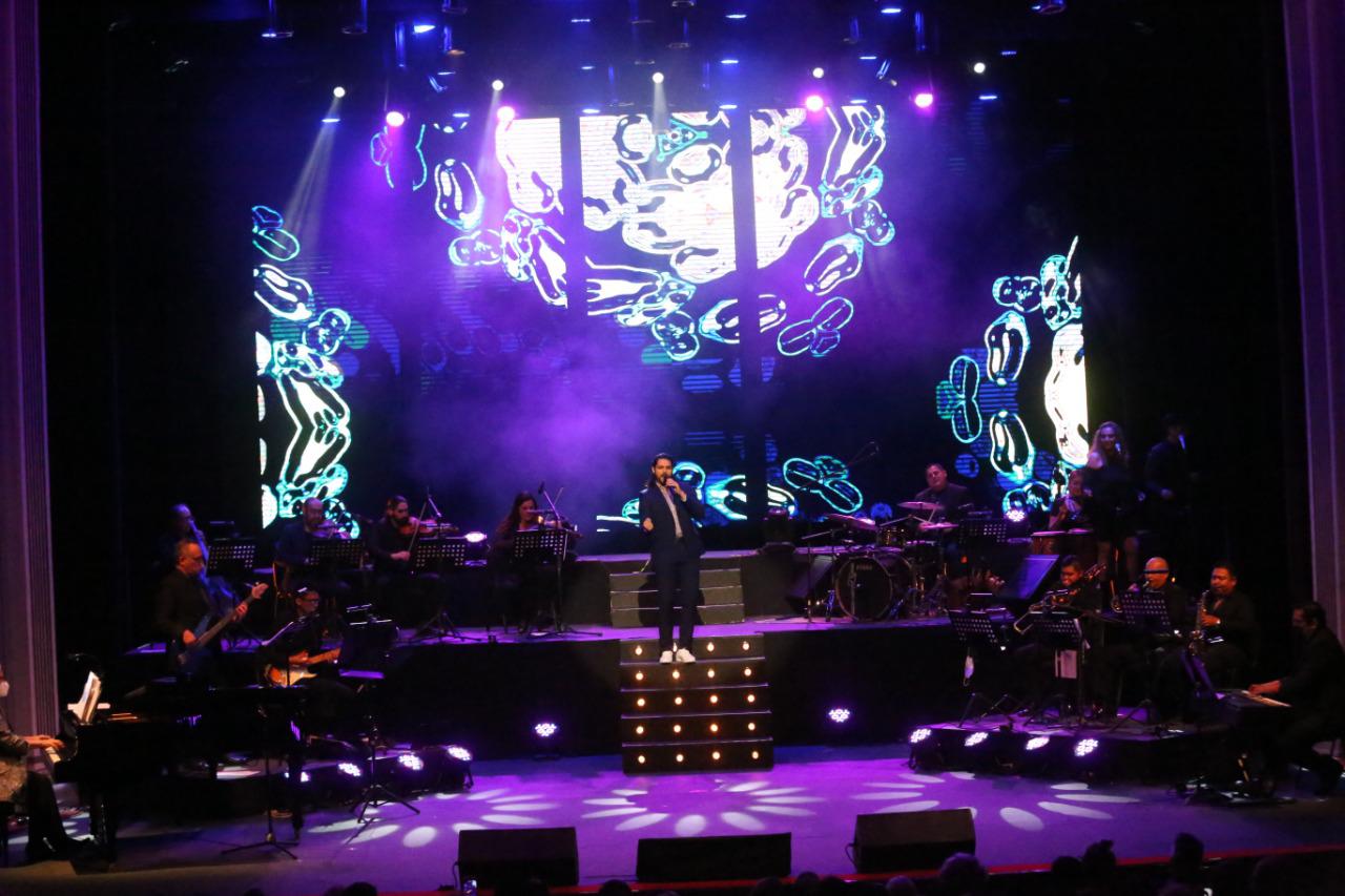 $!La voz profunda de bajo-barítono de Esteban Baltazar le otorga un dramatismo profundo, doloroso a la interpretación del tango.