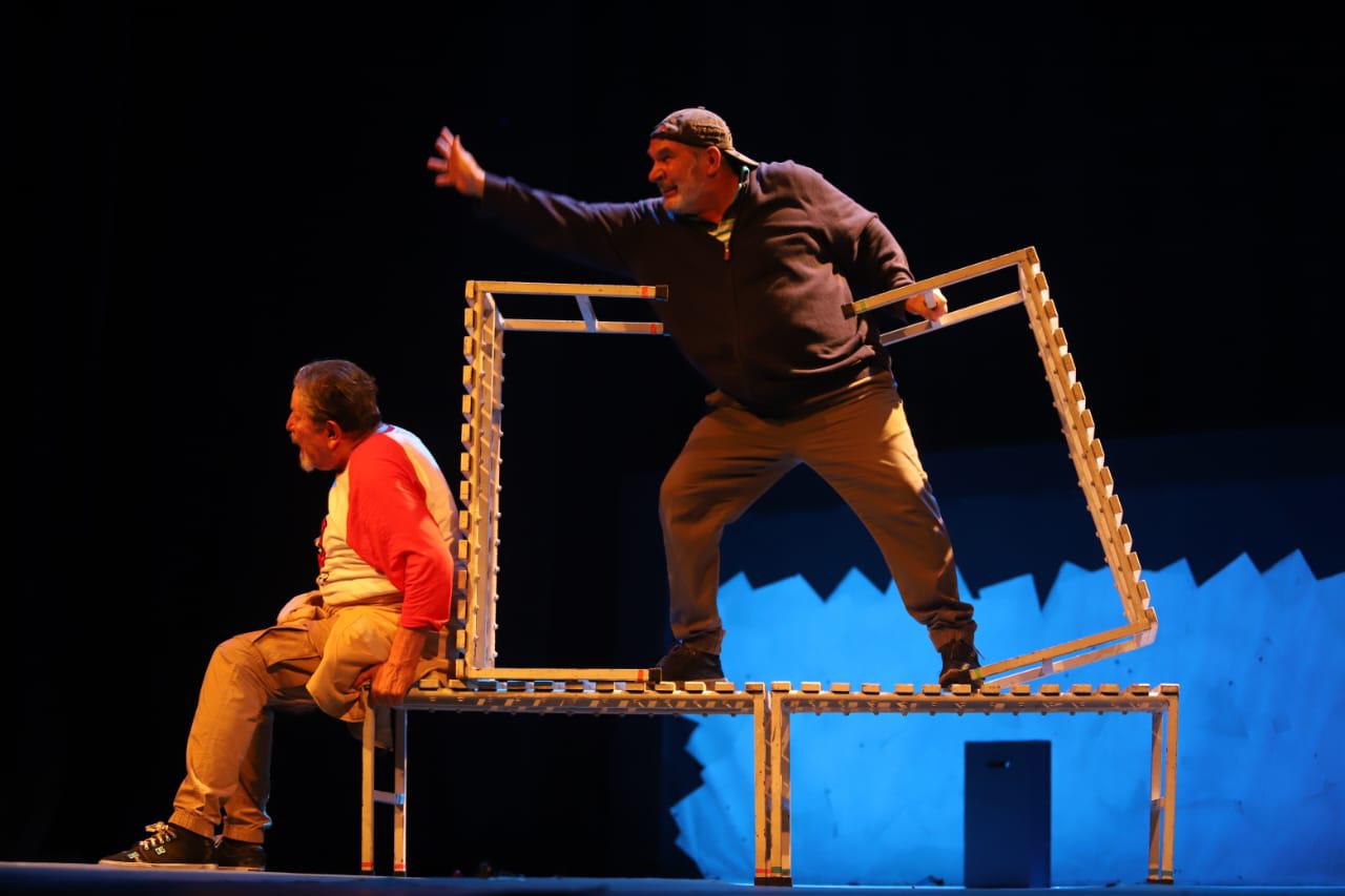 $!A través del diálogo, la obra plantea preguntas sobre la memoria, la justicia, el olvido y la necesidad de resistir en tiempos de desencanto.