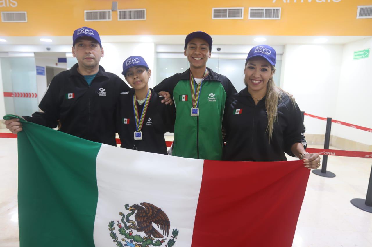 $!Arriban a Mazatlán estudiantes ganadores de la medalla de plata en Sudáfrica
