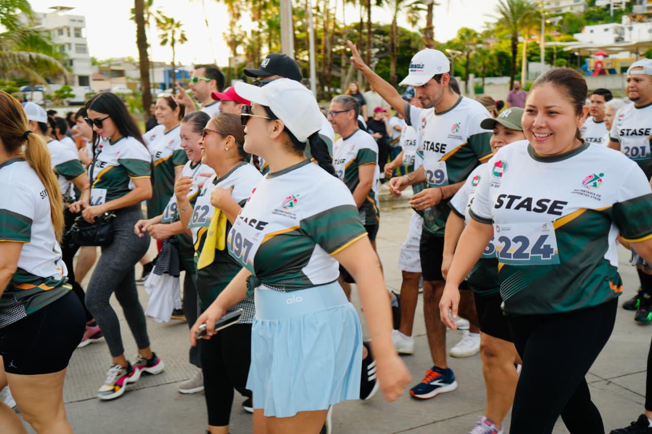 $!Más de 300 trabajadores se unen en la Caminata STASE 2026 sobre el Malecón de Mazatlán