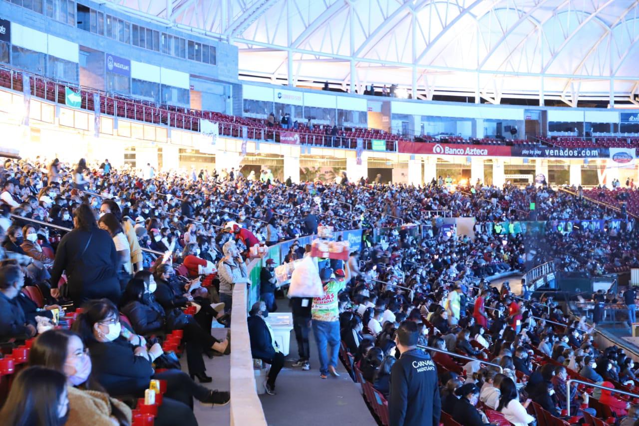 $!Ivanna Matamoros es coronada como Reina de los Juegos Florales del Carnaval de Mazatlán 2022