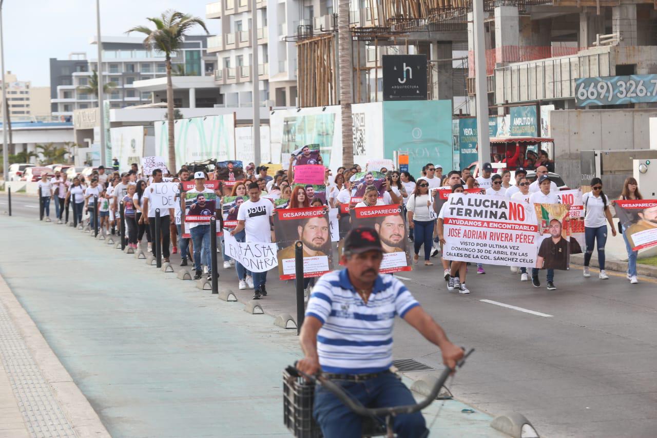 $!Marchan por José Adrián y Rodolfo, desaparecidos en Mazatlán