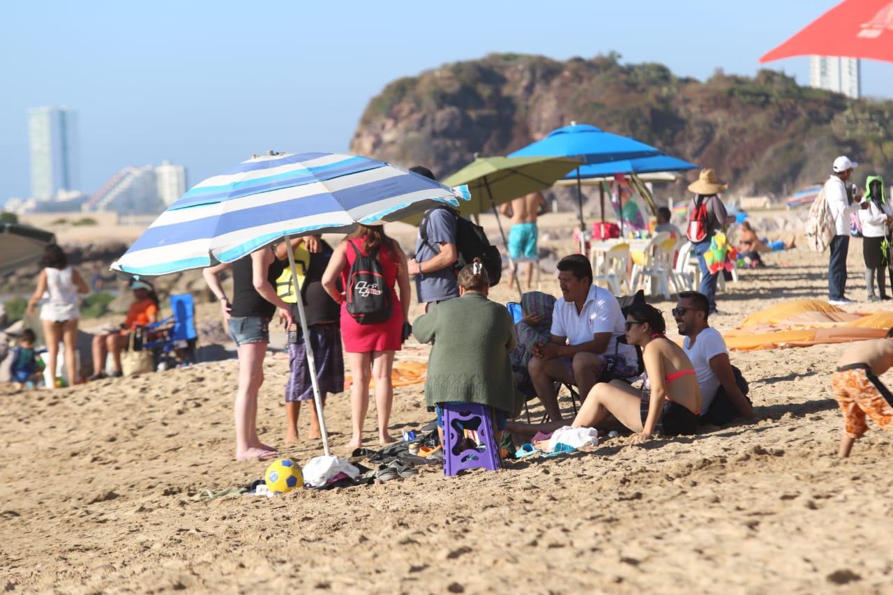 $!Pese al frío, cientos salen a disfrutar de la playa y malecón de Mazatlán