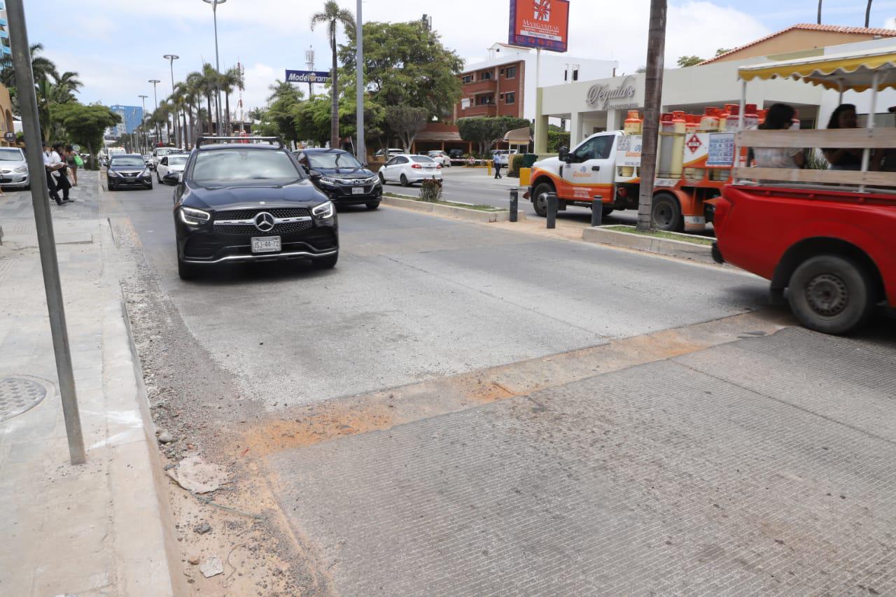 $!Afecta zanja a automovilistas en Zona Dorada de Mazatlán