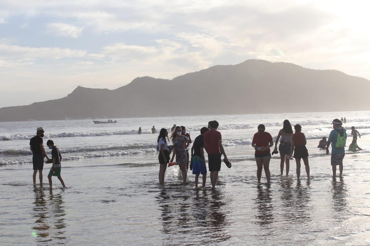 $!Aumenta afluencia de bañistas en playas de Mazatlán