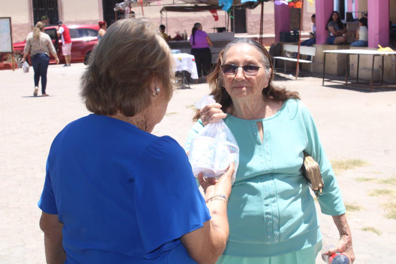 $!Vecinos apoyan muestra gastronómica tras cancelación de turistas en Chametla