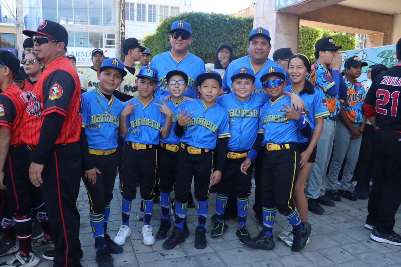 $!Mazatlán revive tras 15 años el desfile de ligas infantiles de beisbol en la Región IV