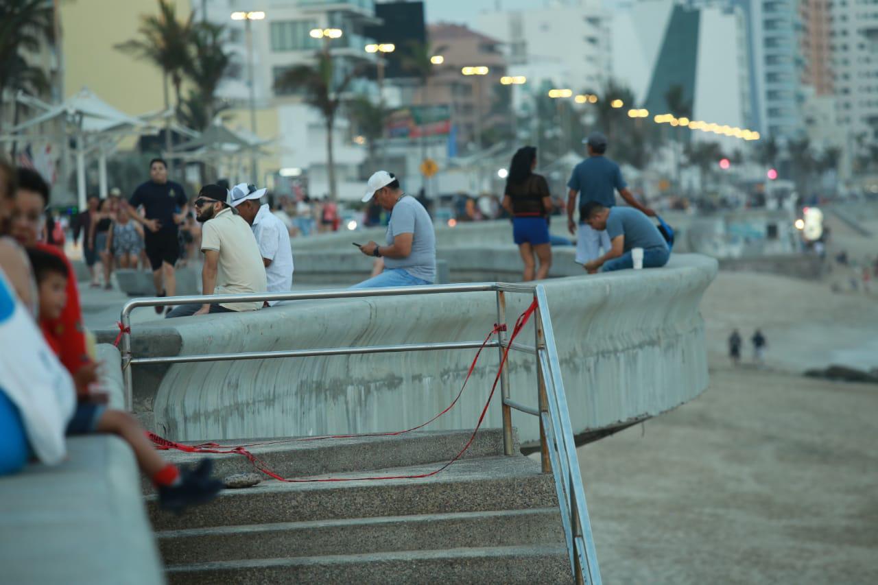 $!Cierran en Mazatlán tres áreas de playa por corrientes marinas y zanjas