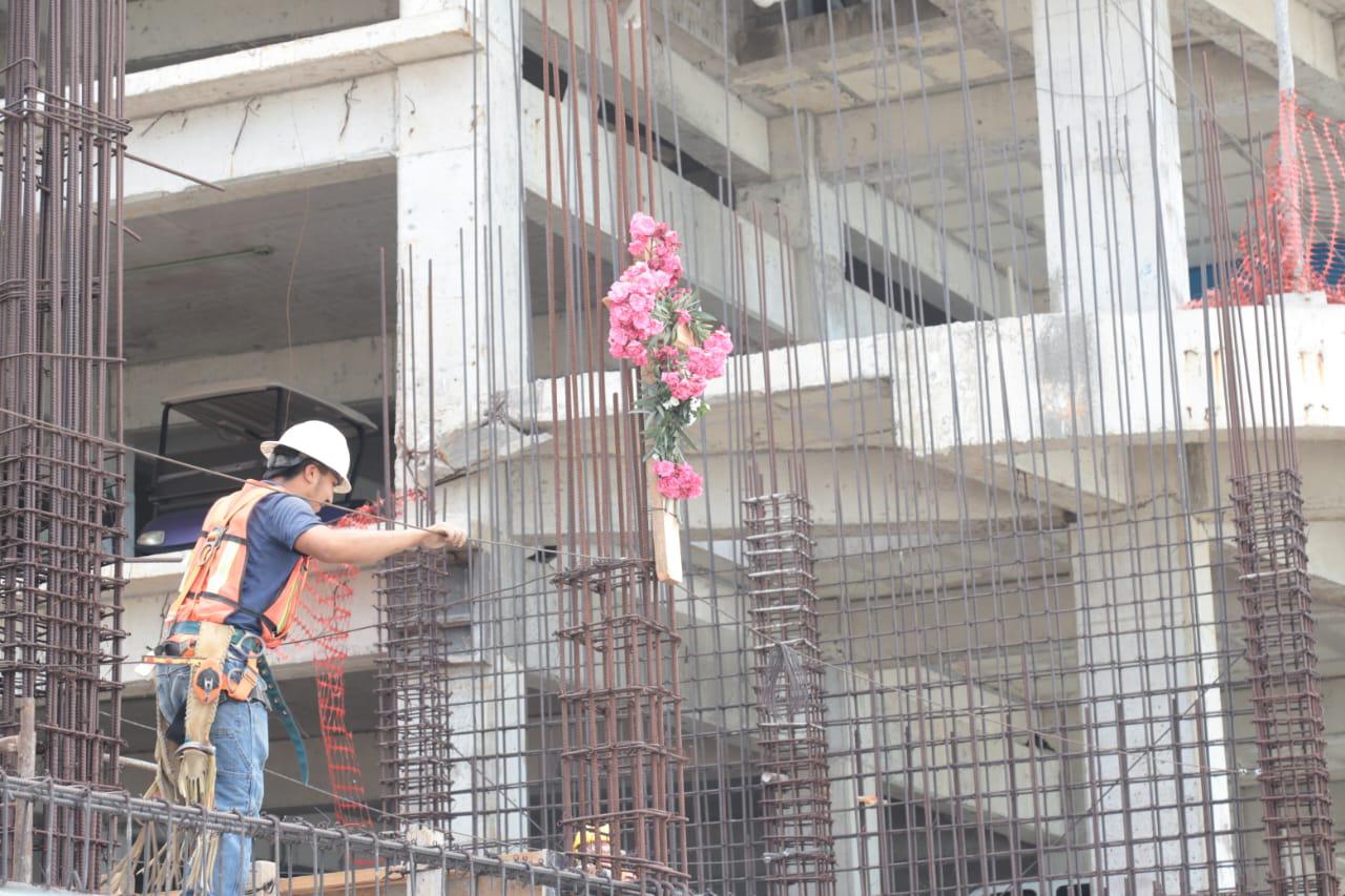 $!Festejan y agradecen trabajadores de obras a su patrona en el Día de la Santa Cruz