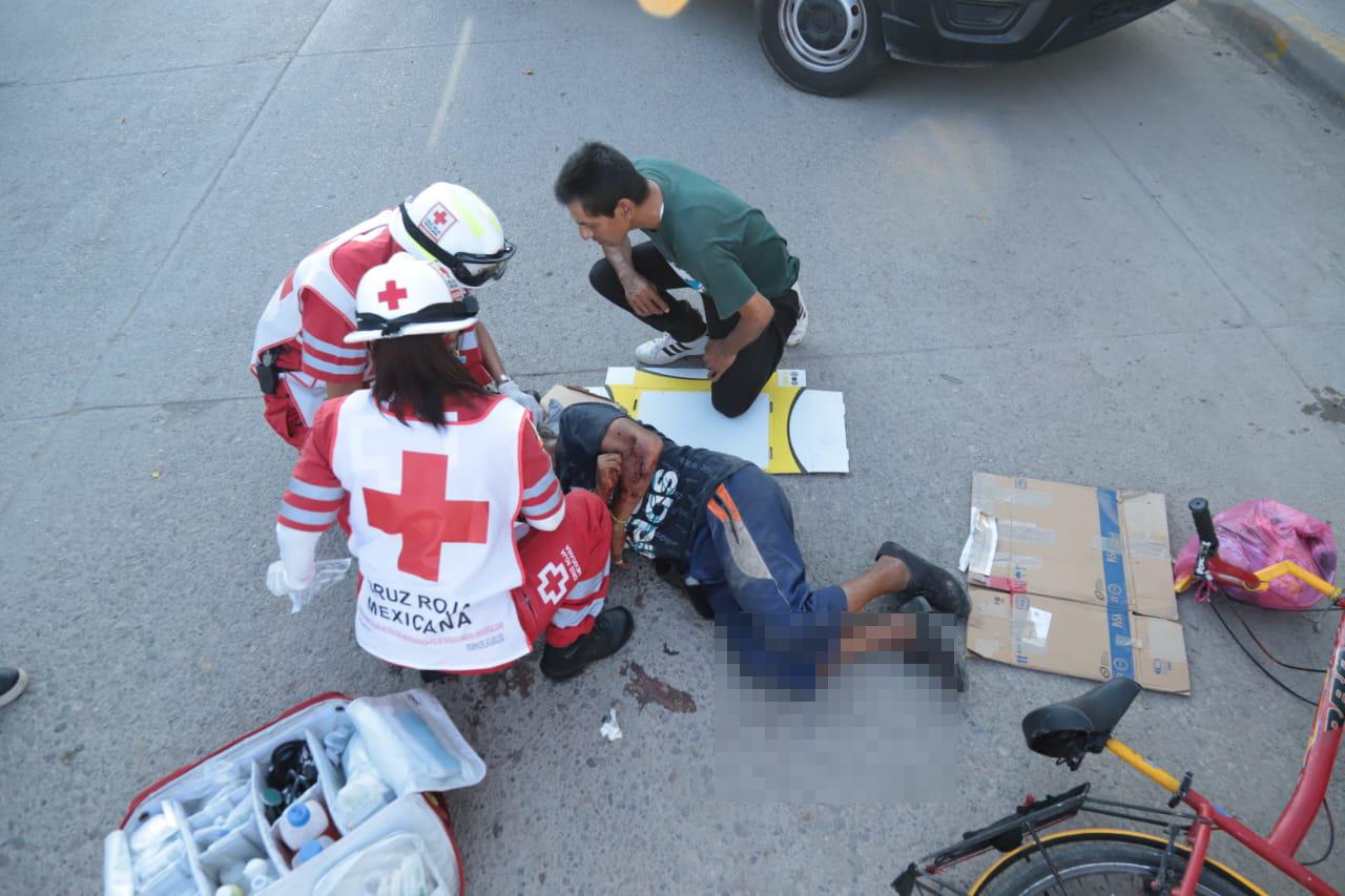 $!Por esquivar un bache, adulto mayor cae de su bicicleta en la avenida Pino Suárez de Mazatlán