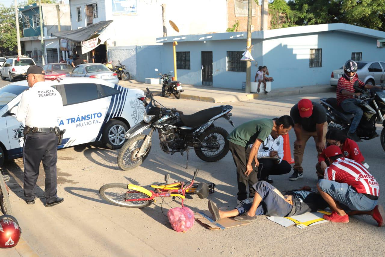 $!Por esquivar un bache, adulto mayor cae de su bicicleta en la avenida Pino Suárez de Mazatlán