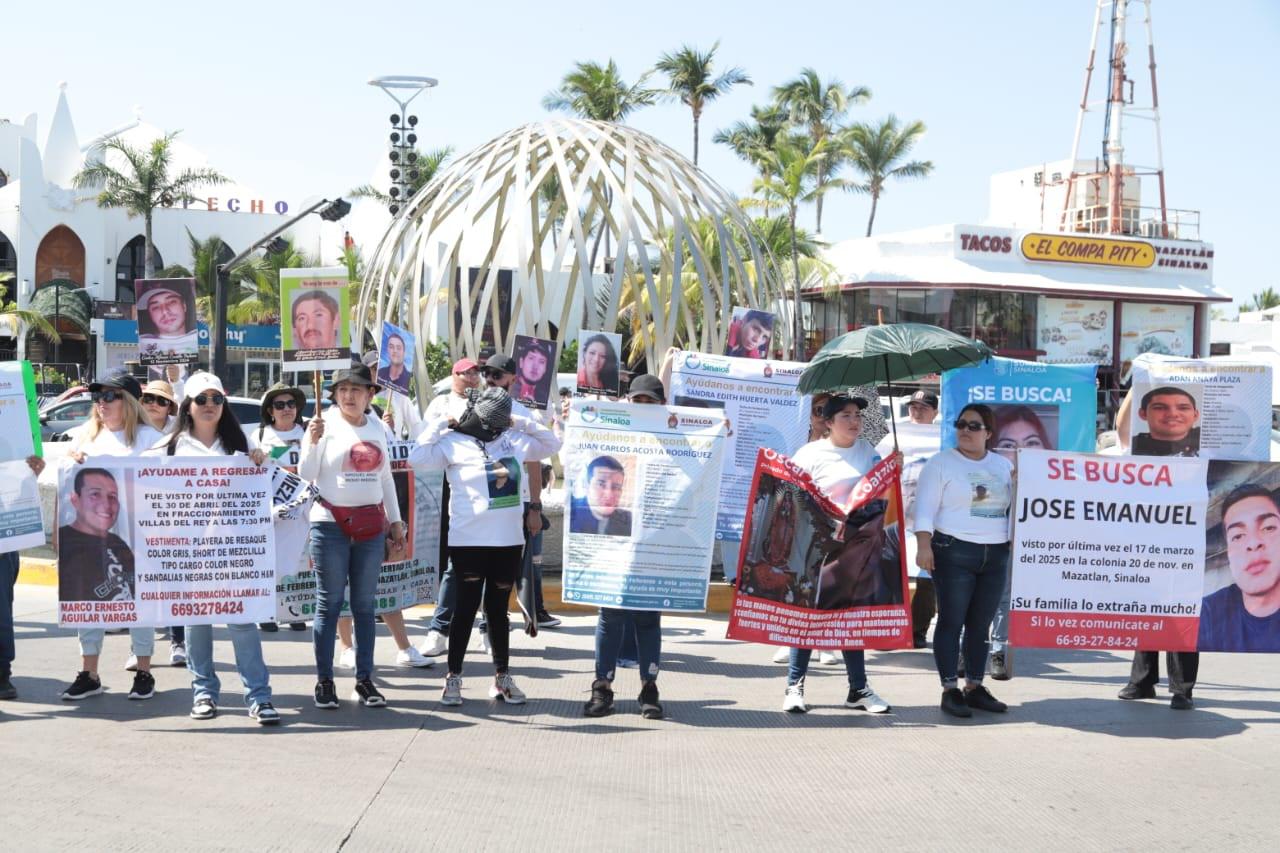 $!Marchan en Mazatlán para exigir la aparición de Carlos Emilio y más desaparecidos