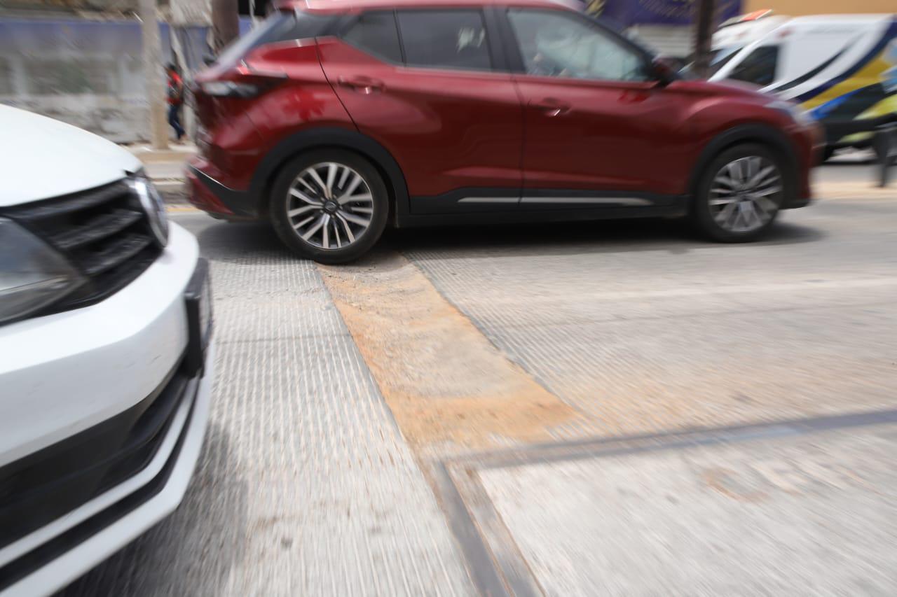 $!Afecta zanja a automovilistas en Zona Dorada de Mazatlán
