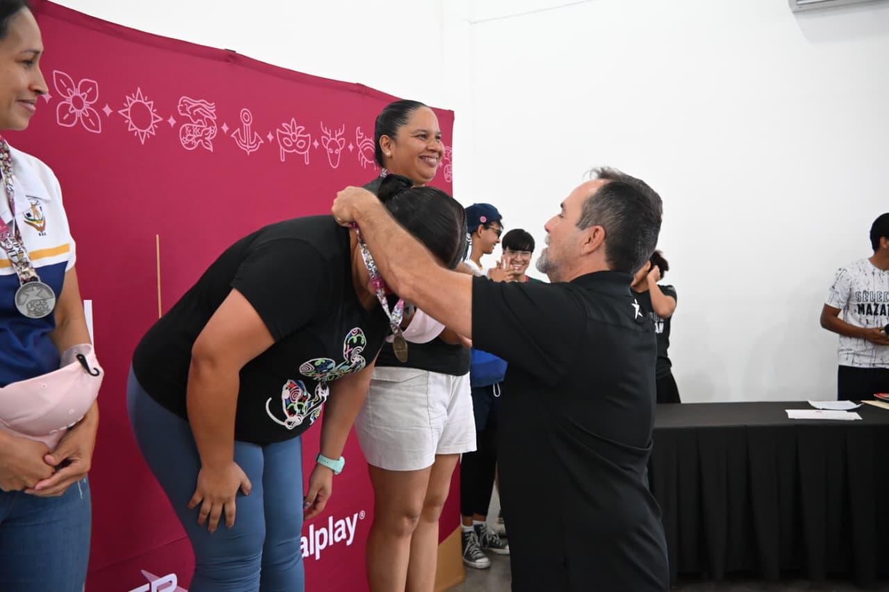 $!Mamás mazatlecas celebran su día con torneo de tenis de mesa