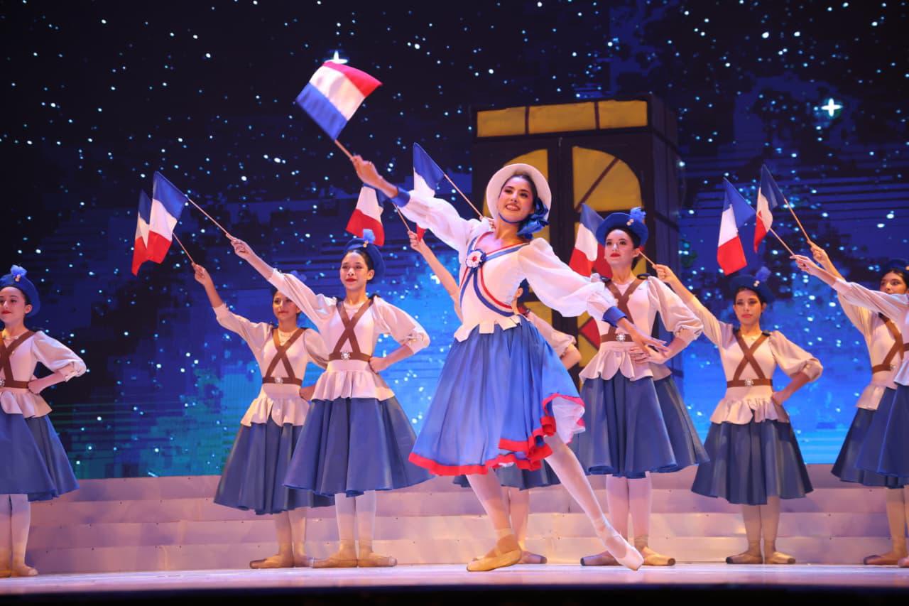 $!Muñecas inspiradas en distintas culturas del mundo protagonizaron algunas de las escenas más vistosas del segundo acto del ballet.