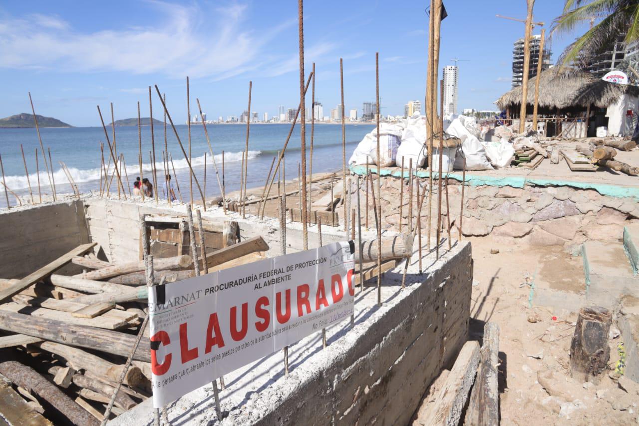 $!Concluye demolición de parte de cimentación de palapa en playa de Mazatlán