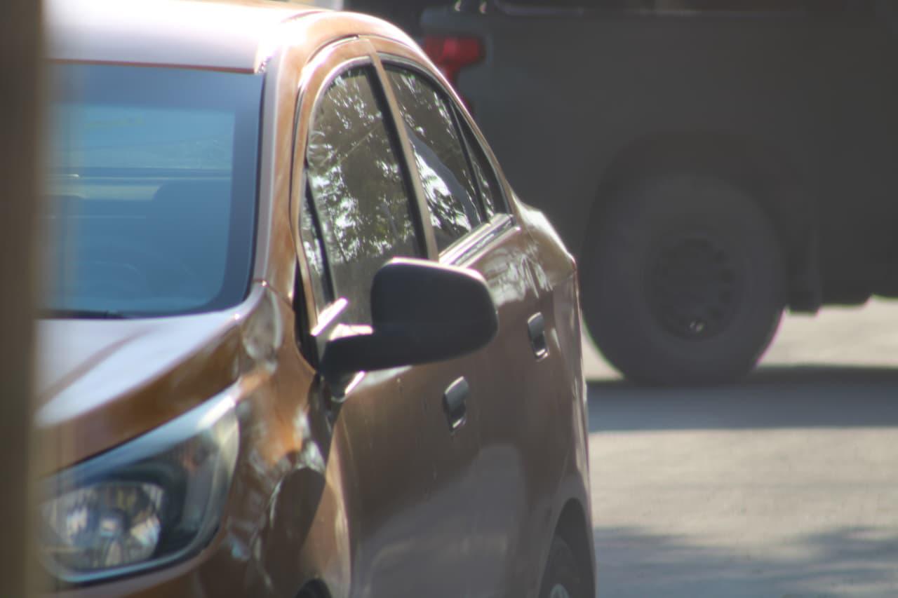 $!Balean a conductor en la Lombardo Toledano y lo llevan herido a hospital de Culiacán