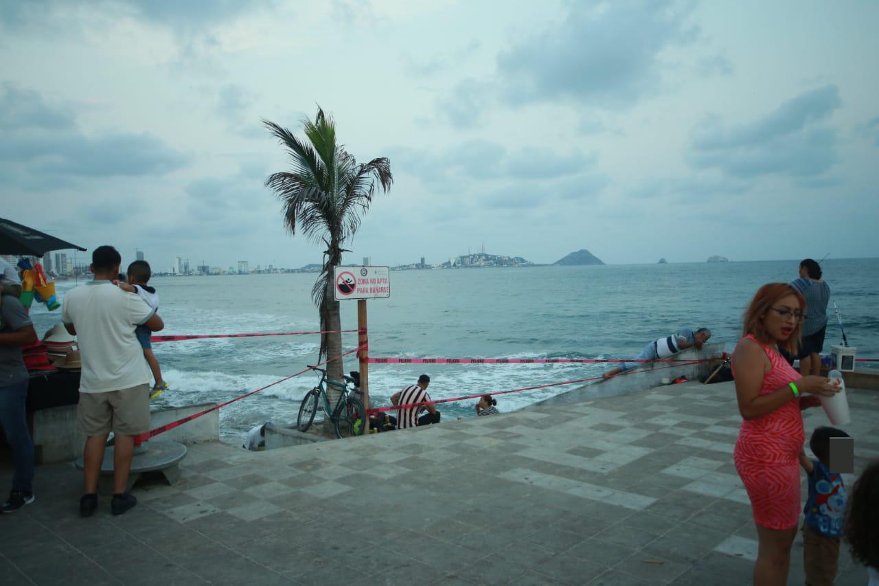 $!Cierran en Mazatlán tres áreas de playa por corrientes marinas y zanjas