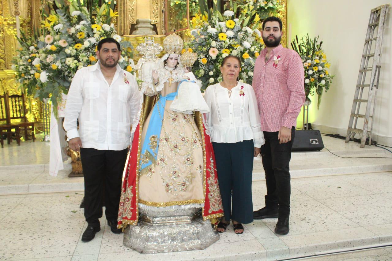 $!Conocer por redes a La Virgen del Rosario despertó el fervor y llevó a Armando a donar dos vestidos para su festividad