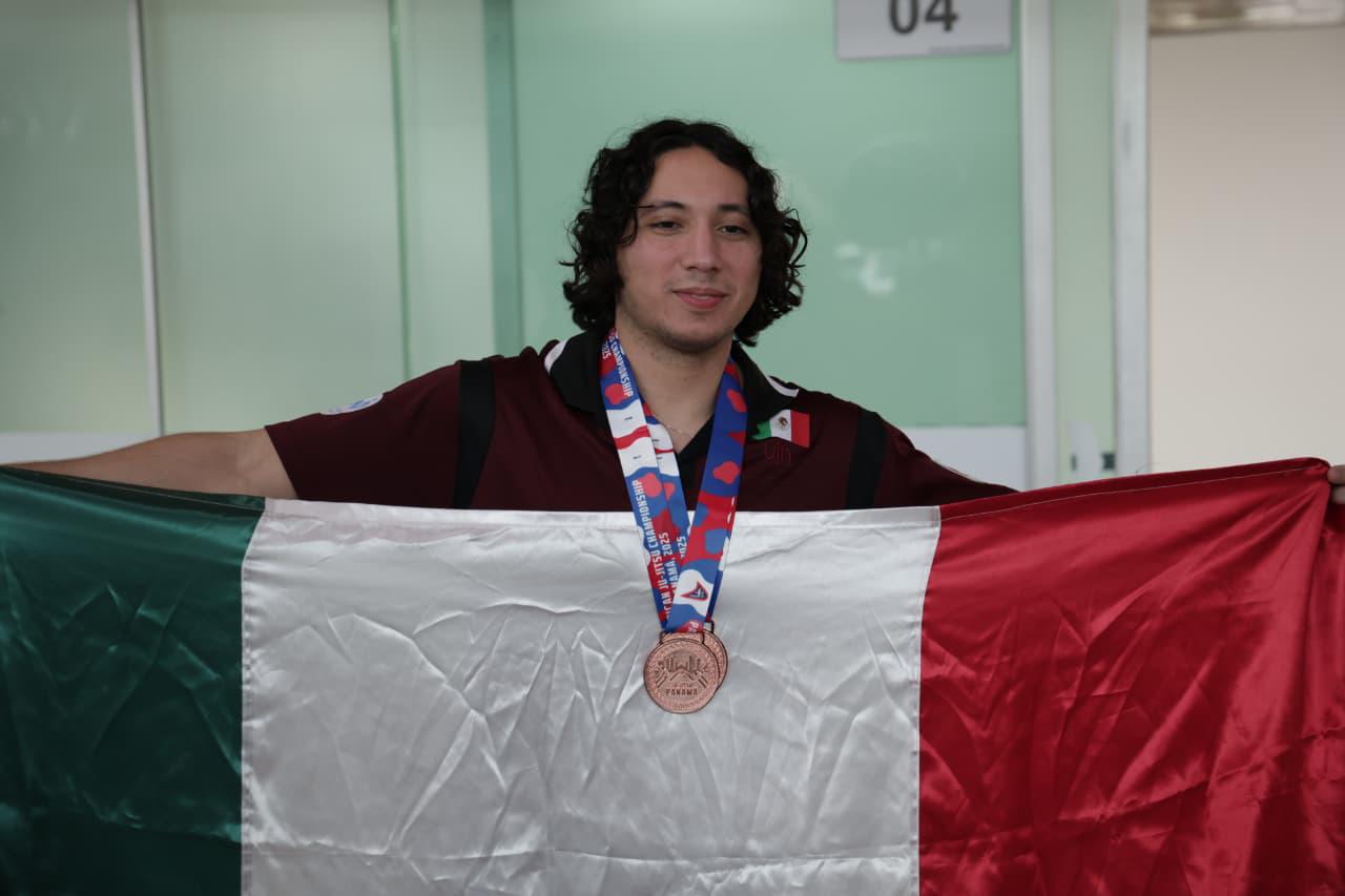 $!Culiacanense Érick García regresa a casa como doble medallista panamericano de Jiu Jitsu