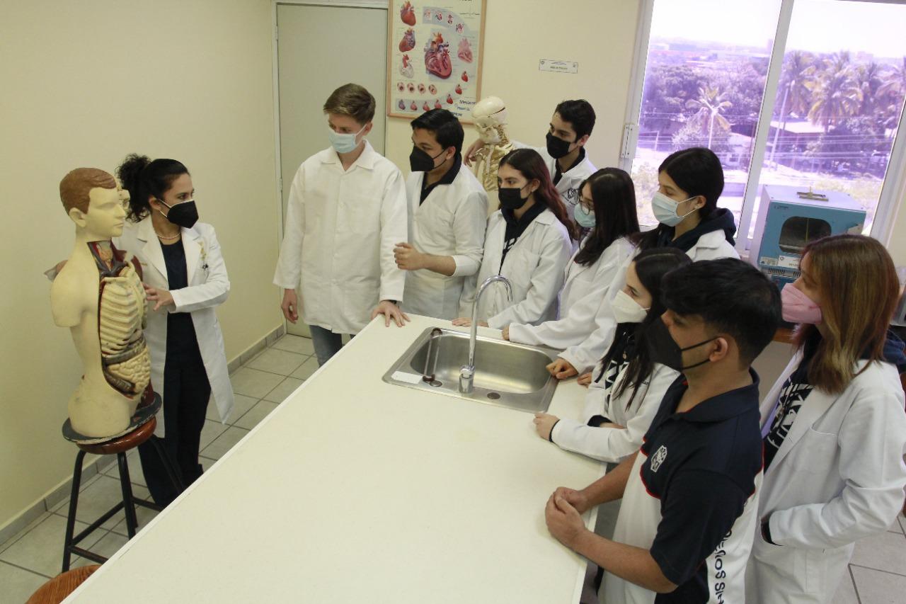 $!La Dra. Dulce Patricia Galindo Galarza, Médico Especialista en Geriatría, adscrita al centro de investigación y Docencia en Ciencias de la Salud; capacitando a sus estudiantes Jadilopistas del área de la salud.