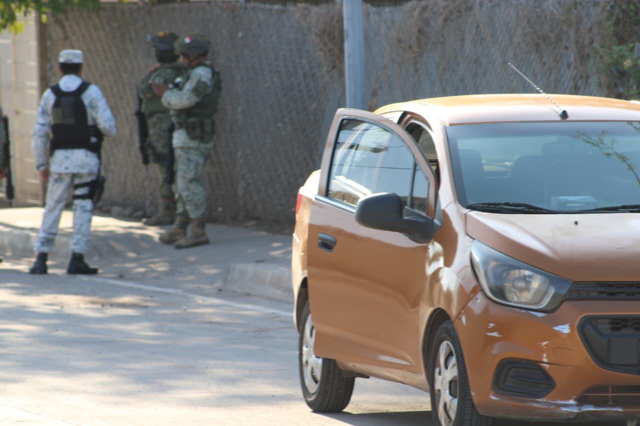 $!Balean a conductor en la Lombardo Toledano y lo llevan herido a hospital de Culiacán