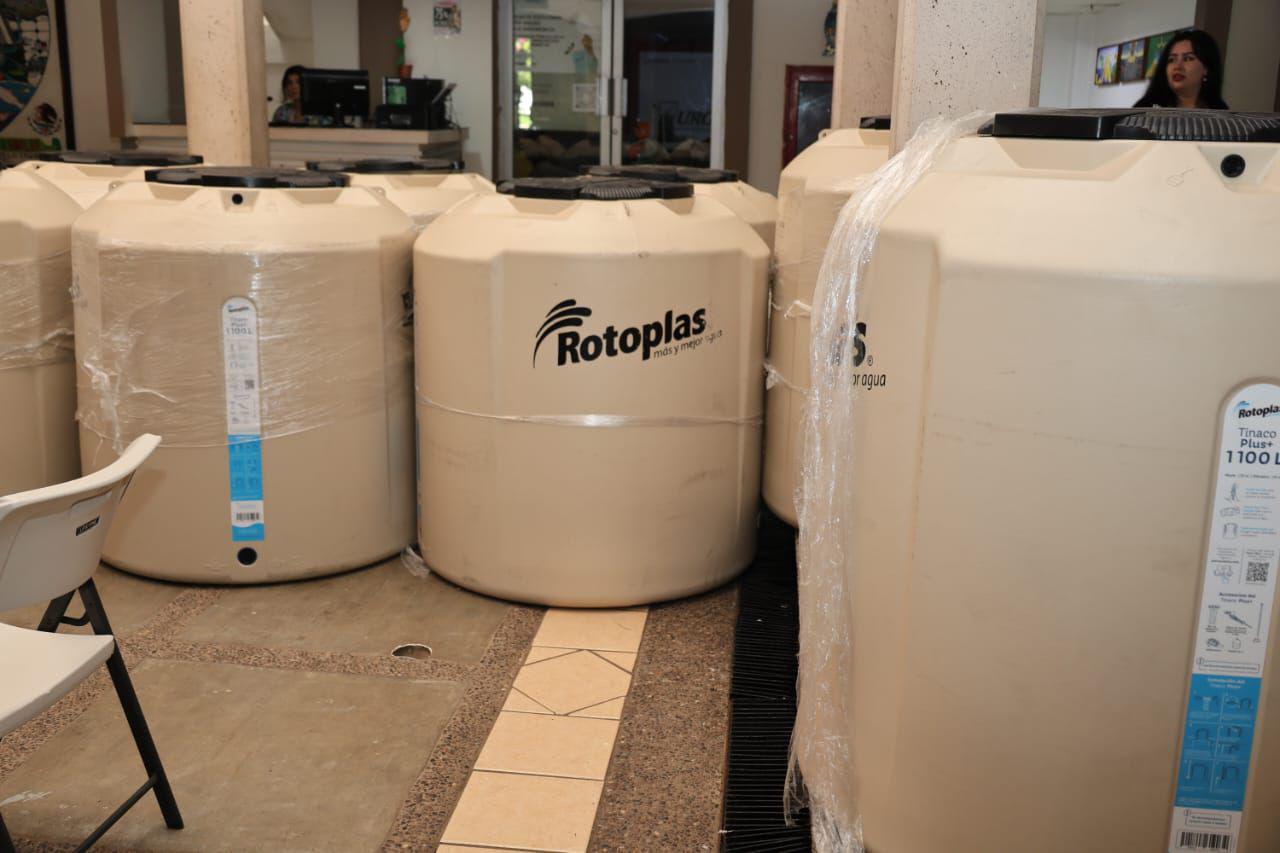 $!Entregan tinacos y bebederos a familias y productores de Elota