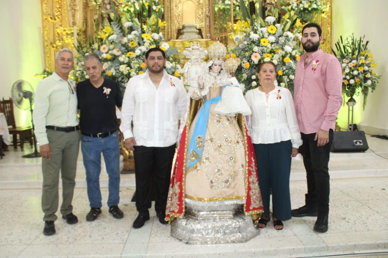 $!Conocer por redes a La Virgen del Rosario despertó el fervor y llevó a Armando a donar dos vestidos para su festividad