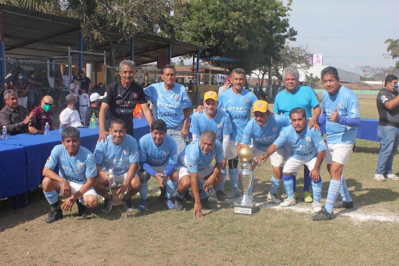 $!Doblete de Gustavo Burgueño da título a Amigos del Muralla en la Liga Veteranos Platino