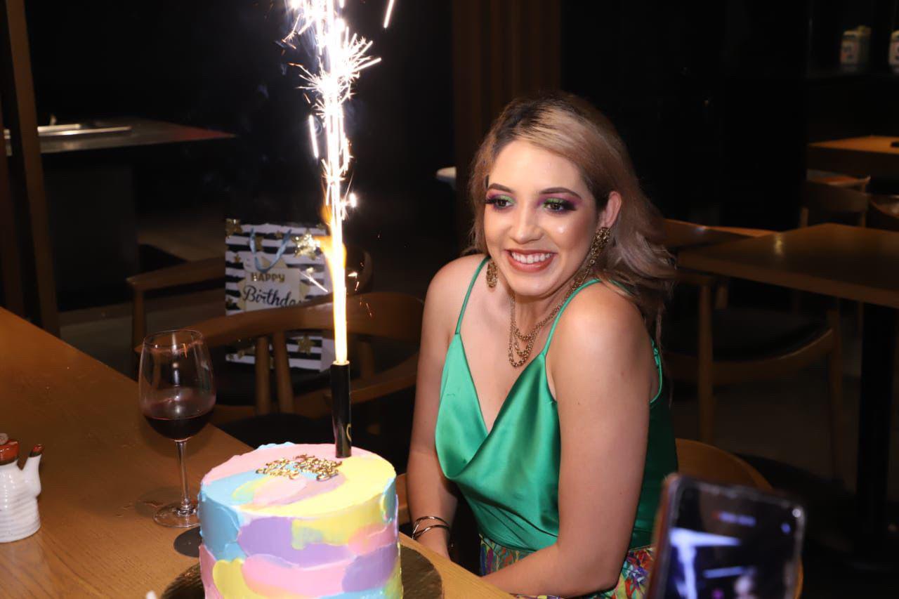 $!Alina al momento de pedir un deseo ante su pastel de cumpleaños.