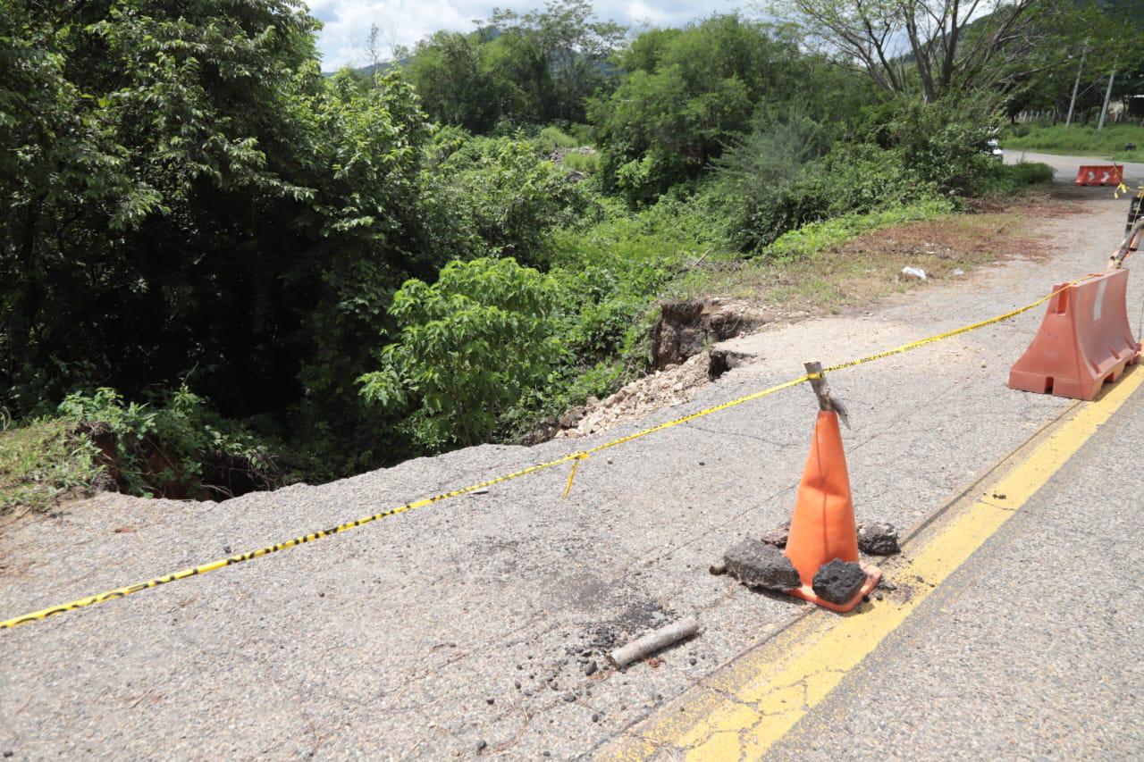 $!Socavón en la México 40 pone en riesgo a conductores a la altura de Concordia