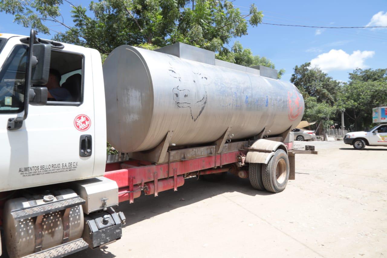 $!Bloquean carretera Mazatlán–Culiacán: habitantes de Los Zapotes exigen agua potable