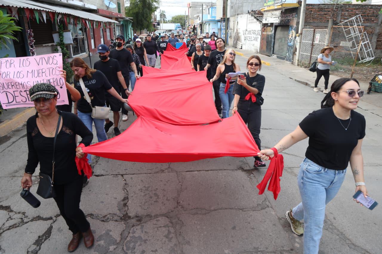 $!‘Escuinapa quiere paz’, ciudadanos recorren las calles buscando un alto a la violencia